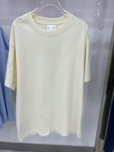 Vue détaillée d'un t-shirt en coton lourd 280g crème oversize avec épaules tombantes