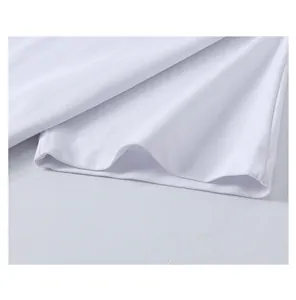 Détail de l'ourlet à double couture sur un t-shirt boxy blanc en coton épais