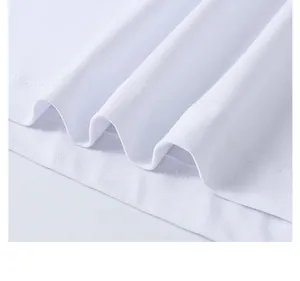 Détail en gros plan de l'ourlet à double couture d'un t-shirt en coton lourd blanc de qualité