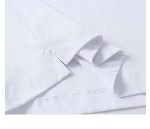 Vue détaillée de l'ourlet à double surpiqûre sur un t-shirt boxy en coton blanc de haute qualité