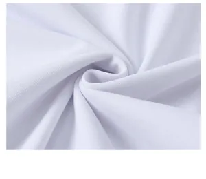 Gros plan sur la texture du tissu en coton blanc épais d'un t-shirt de style oversize