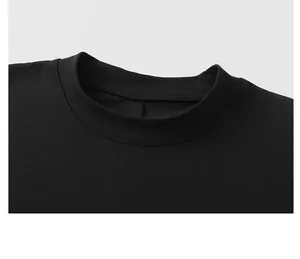 Détail du col rond côtelé durable sur un t-shirt noir épais de coupe boxy pour hommes