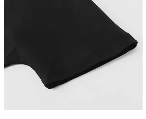 Vue macro détaillée du revers de la manche d'un t-shirt noir lourd à coupe boxy en coton.