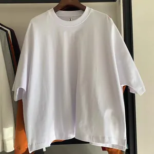 T-shirt blanc surdimensionné boxy en coton lourd avec un petit col rond classique
