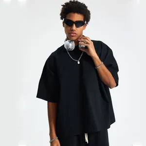 T-shirt noir épais boxy oversize pour homme avec une coupe décontractée de style urbain