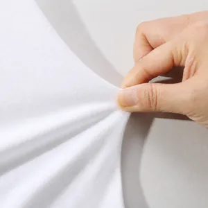 Κοντινό πλάνο υφάσματος βαμβακερού t-shirt 260g που δείχνει ελαστικότητα και υφή