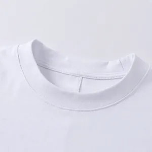 Gros plan d'un t-shirt blanc épais à coupe carrée doté d'un petit col rond côtelé élégant.