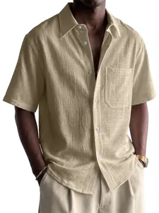 Primer plano de camisa de lino beige para hombre con tejido texturizado y bolsillo.