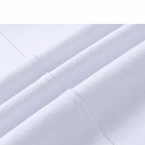 Vue rapprochée détaillée d'un tissu de T-shirt blanc en pur coton peigné de 280g