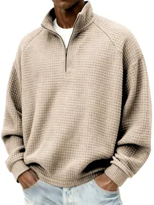 Détail du sweat-shirt beige pour homme en maille gaufrée avec col montant zippé.