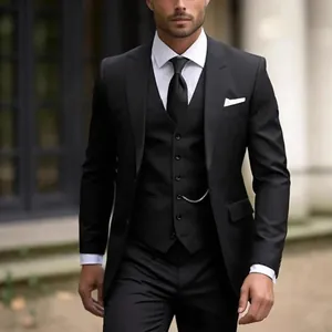 Detailansicht eines klassischen schwarzen Slim-Fit Dreiteilers für Herren Business Mode.
