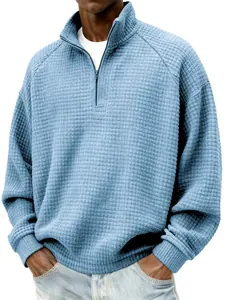 Vue détaillée en gros plan du sweat-shirt vintage bleu clair pour homme à carreaux.