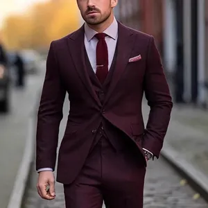 Eleganter weinroter dreiteiliger Herrenanzug in schmaler Passform für Business-Events.