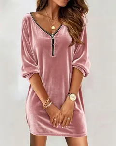 Detalle del vestido de terciopelo rosa con escote en V y diseño de cremallera frontal.