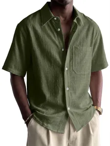 Primer plano de una camisa de lino verde oliva para hombre con textura y bolsillo