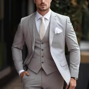 Eleganter hellgrauer dreiteiliger Slim-Fit-Business-Anzug für Herren mit Weste