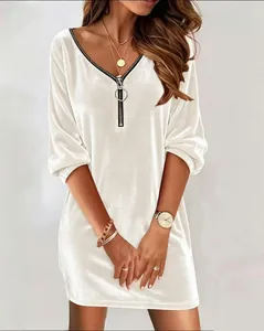 Detalle de vestido corto de terciopelo blanco para mujer con cuello en V y cremallera