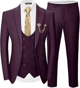 Elegante abito a 3 pezzi slim fit viola scuro con cravatta dorata e spilla