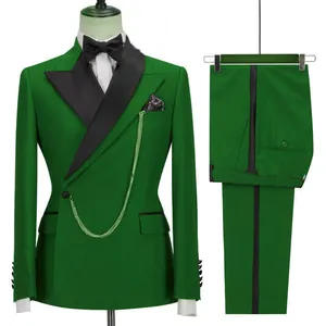 Vista detallada de traje de dos piezas verde esmeralda para hombre con solapas negras y pantalón.