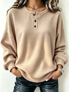 Detailweergave van beige wafelgebreid sweatshirt voor dames met Henley-hals met knopen