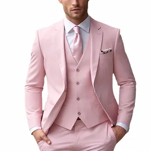 Detailansicht eines hochwertigen rosa dreiteiligen Slim Fit Business Anzugs für Herren