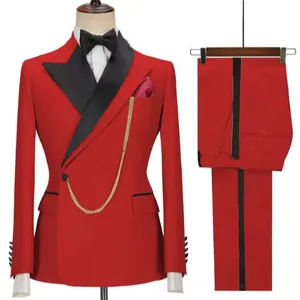 Vista detallada del traje de esmoquin rojo para hombre con solapa negra y cadena dorada