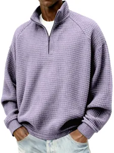 Gros plan du sweat-shirt pour hommes en maille gaufrée lavande avec col montant zippé