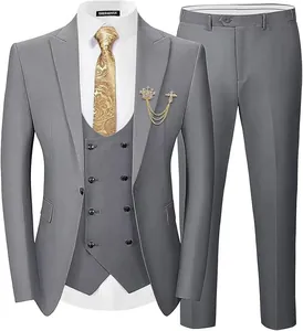 Abito da uomo grigio a tre pezzi slim fit con giacca, gilet, pantaloni e spilla.