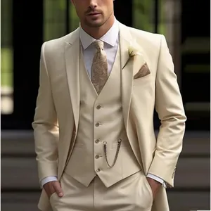 Detail eines eleganten dreiteiligen Herrenanzugs in Champagner-Beige-Farbe