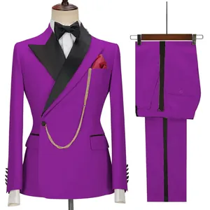 Elegante traje de dos piezas morado para hombre con solapas negras y detalle de cadena dorada.