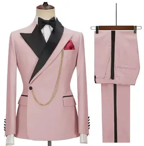 Elegante traje rosa de dos piezas para hombre con solapa negra y cadena dorada
