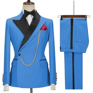 Vista detallada de un traje de hombre azul brillante con solapas negras y rayas laterales.