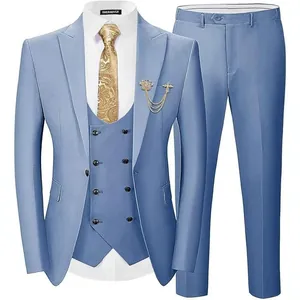 Dettaglio di un abito da uomo a tre pezzi celeste slim fit con una cravatta oro