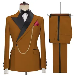 Vista detallada de un esmoquin amarillo mostaza para bodas o galas de hombre