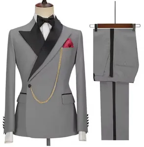 Vista detallada de un esmoquin gris para hombre con solapa de chal negra y pantalón
