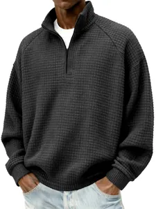 Détail d'un sweat-shirt gris à maille gaufrée avec fermeture éclair quart de hauteur rétro