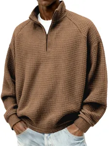 Gros plan détaillé d'un sweat-shirt marron à maille gaufrée avec fermeture éclair quart