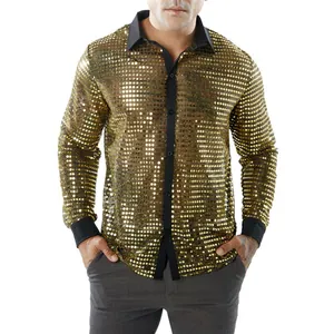 Detailansicht eines glänzenden Herrenhemdes mit goldenen Pailletten für Disco-Partys.