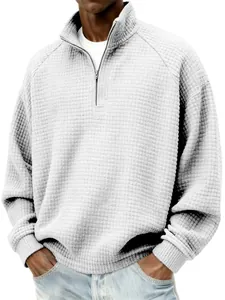Vue détaillée du sweat-shirt gris pour hommes à texture gaufrée et demi-fermeture éclair.