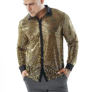 Nahaufnahme eines glänzenden goldenen Paillettenhemdes für Herren für 70er Disco