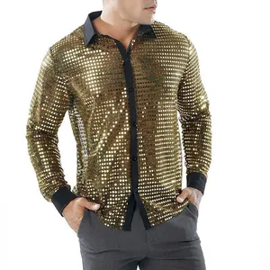 Nahaufnahme eines goldenen Herren-Paillettenhemdes mit schwarzem Kragen für Disco-Partys