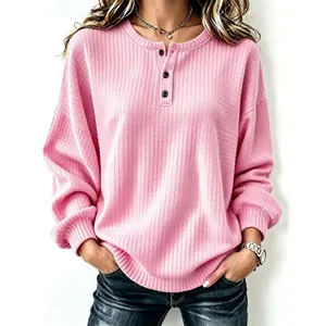 Casual roze wafelgebreide sweatshirt met knoopdetail aan de hals en lange mouwen
