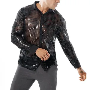Detailansicht eines schimmernden schwarzen Paillettenhemdes für Herren für 70er-Jahre-Disco-Partys
