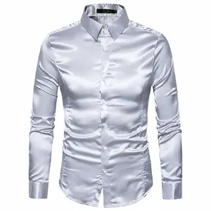 Detalle de una camisa de manga larga para hombre en gris claro brillante con cuello clásico