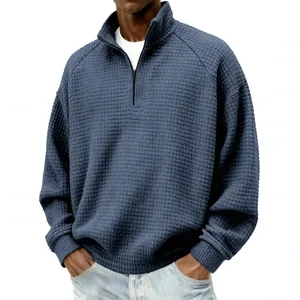 Sweatshirt vintage pour homme à maille gaufrée avec col montant zippé en bleu foncé.