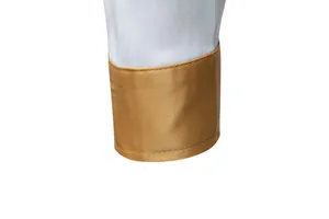 Detailansicht der goldfarbenen Satinmanschette an einem weiß-bunten Herrenhemd