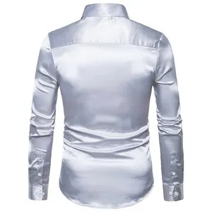 Vista trasera de camisa de manga larga de satén plateado brillante para hombres lujo