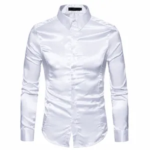 Vista detallada de una camisa de manga larga blanca para hombre con acabado satinado suave