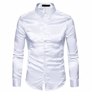 Detailansicht eines weißen Herren-Langarmhemdes mit luxuriösem, seidigem Satin-Finish
