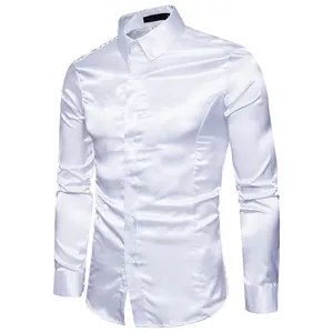 Detalle de camisa de hombre de manga larga en satén blanco brillante con corte entallado